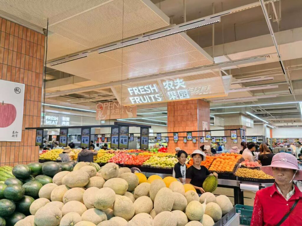 DP01-120 supermarket shelf lighting installed in fruit area with 3500K to 4000K color temperature and CRI 90 for fresh produce display