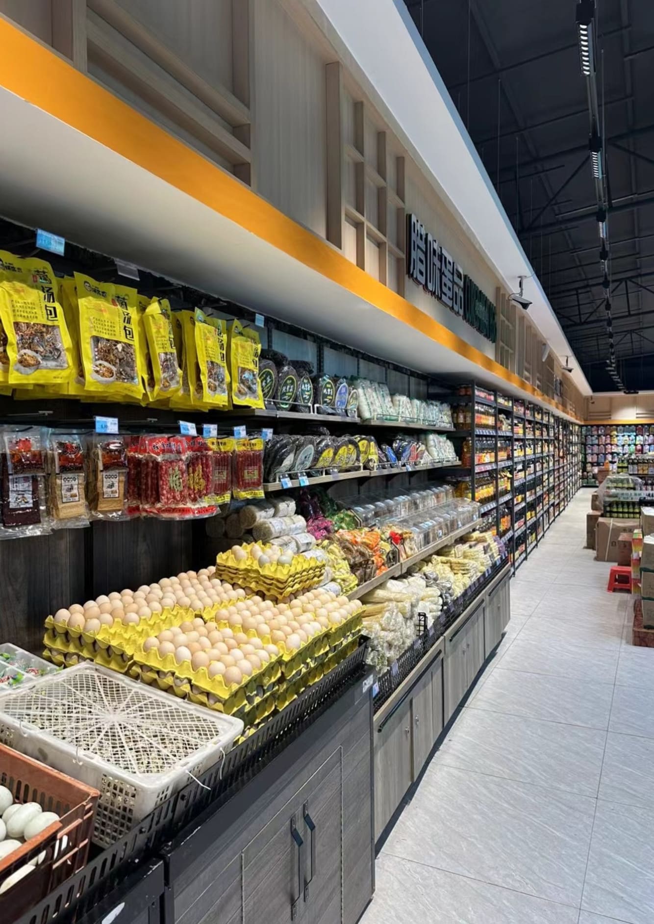 FOJOLUX GK-H60601 and GK-H61001 LED track lights installed in a supermarket, providing bright and energy-efficient illumination for commercial shelves and displays.